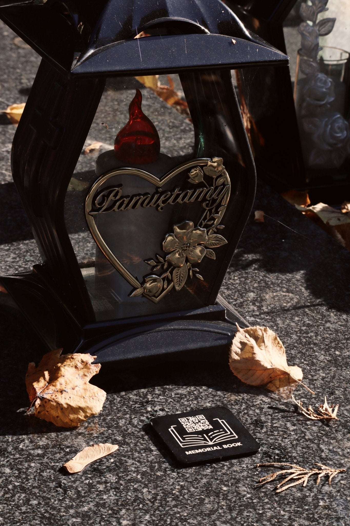 Kod qr jako cyfrowa wizytówka zmarłego: personalizacja pamięci na pomnikach - Memorial Book